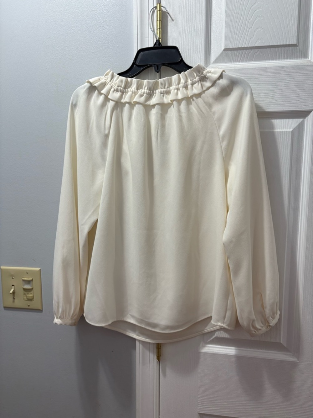 Jcrew Cream Ruffle V-Neck Blouse Size Small - Picture 2 of 4